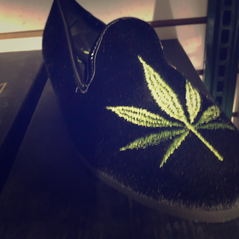 Pot leaf shoes size 9